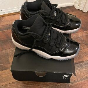 Jordan 11 retro low
Size 6